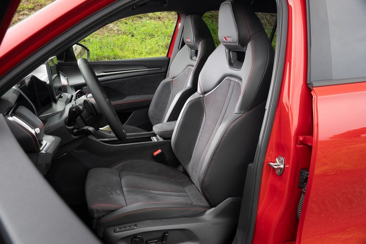 頭枕一體式運動座椅採Suedia類麂皮革搭人造皮革包覆