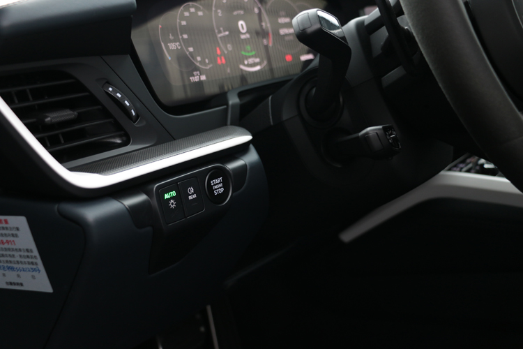 傳統的旋鈕式啟動鍵也改為了按鍵式。