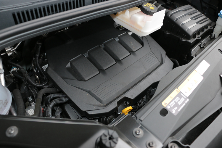 柴油動力系統具備16.8km/L的優異平均油耗，對於需要頻繁長途移動的企業車隊或家庭旅遊而言，能有效降低用車成本。