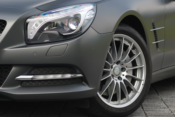 智慧型頭燈組可在不同的駕駛環境和天候狀況中提供五種照明的效果。