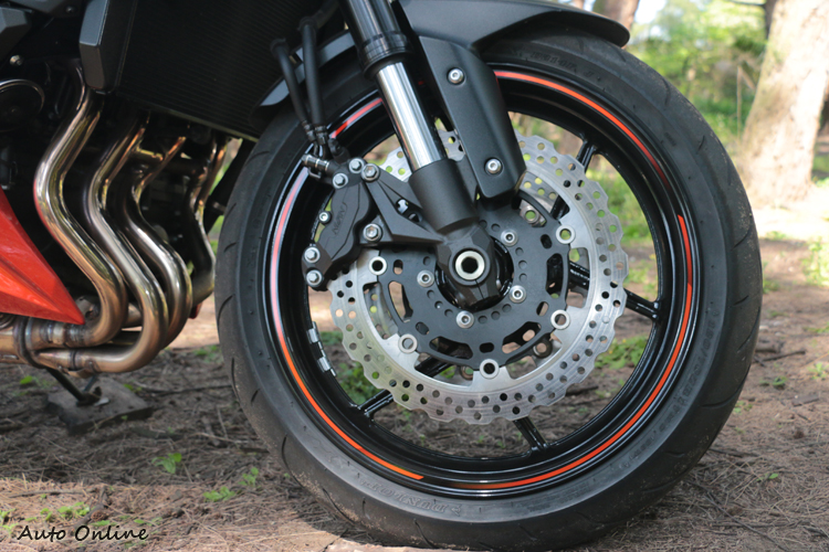 與老大哥Z1000比起還前輪制動稍微薄弱點,採對向四活塞卡鉗。