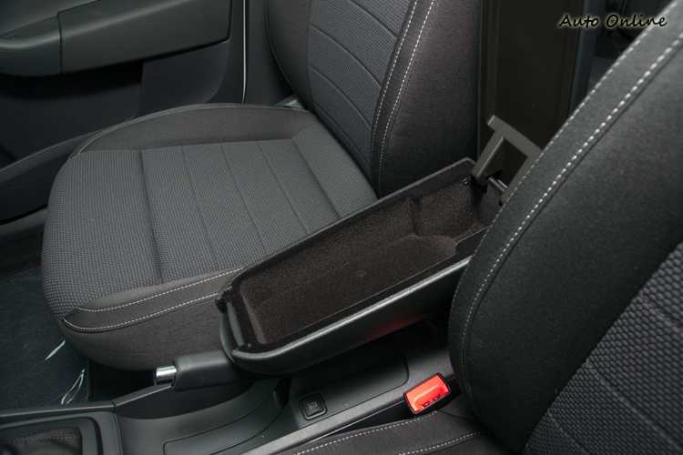 中央扶手內提供長形置物空間。