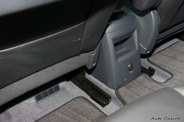 後排亦有出風口與12V電源插座。