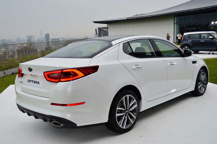 使用LED等技術呈現出新潮及高級的質感,同時不失其作為中階主管用車的設定。