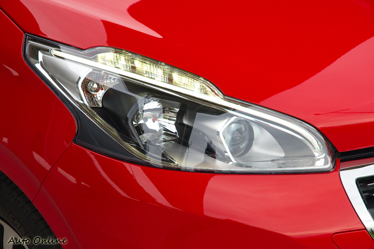 頭燈造型不變但改採黑銀雙色搭配。