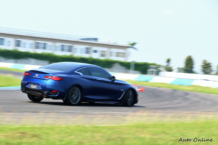 Q60S循跡系統會允許適度的側滑,當幅度過大會馬上切掉動力,介入煞車來導回正確路線。