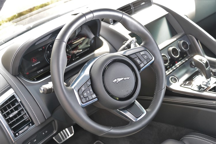 方向盤後方有換檔撥片,可輕易掌控換檔時機。