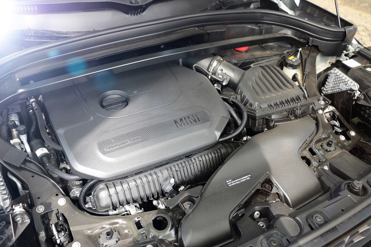 雖然動力調降,但在變速箱的加持下,靜止加速到百公里依舊維持7.4秒,而油耗則能達到每公升15公里左右的漂亮數據。