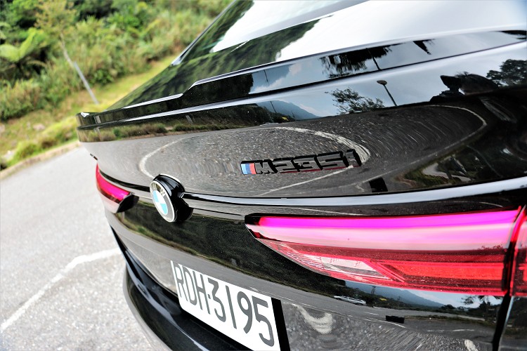 車尾的車型牌黑化處理,與一般車型刻劃出明顯差異。