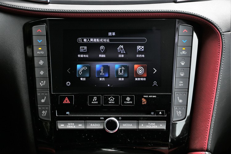 下方的螢幕是主要是 Infiniti InTouch影音功能切換介面,選單能調整冷氣、音響、行車模式等功能。