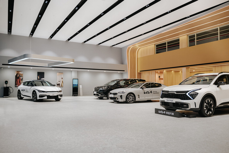 展示中心內部以棱角分明的簡約設計搭配黑白元素,散發未來感氣息,同時透過燈光點綴,營造開闊的視覺空間感。