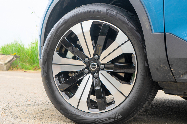 19吋五輻式樣鋁圈,並未特別像一些電動車採用低風阻設計