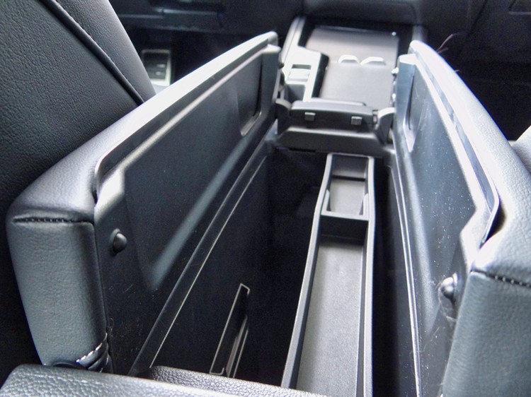 中央扶手採用對開式開啟設計,內部格局也有不少巧思。