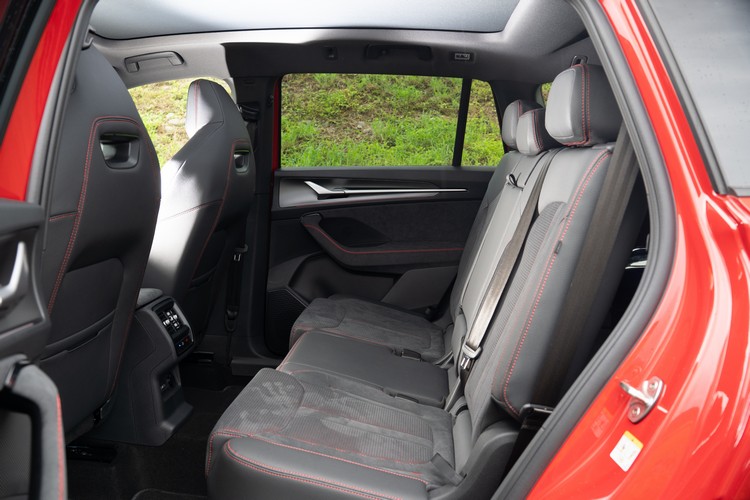 後座可前後移動椅背傾斜度也可調整