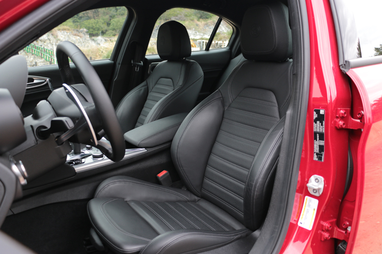 包覆性好、低坐姿的跑車化座椅，讓身體自然貼近車輛重心。