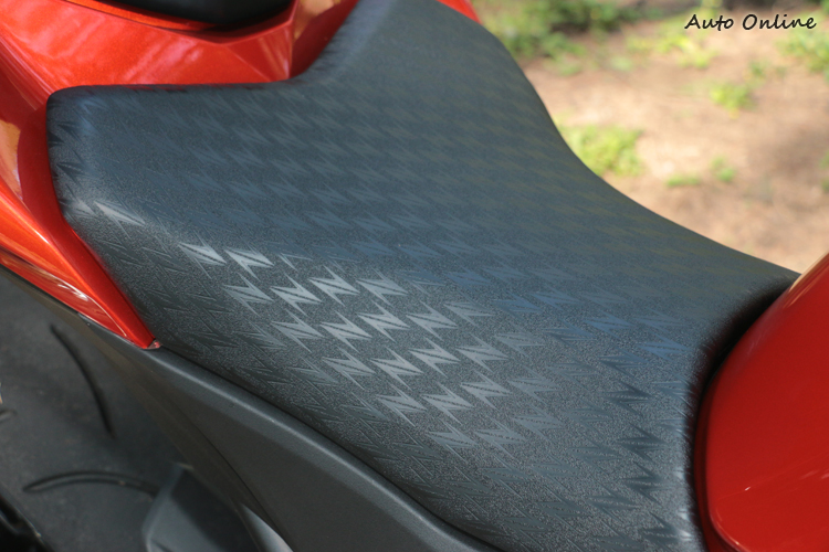 坐墊上壓有Z字型的花紋,質感與穩固性都有提升的效果。