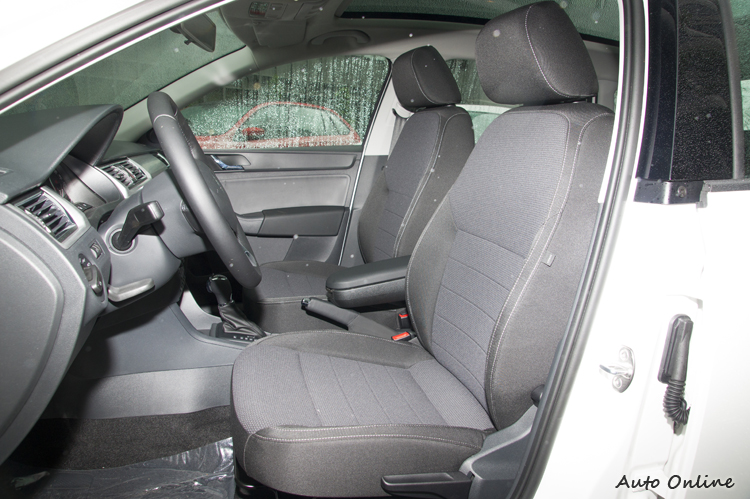 座椅椅墊坐感略嫌平坦,頭部支撐則不錯。