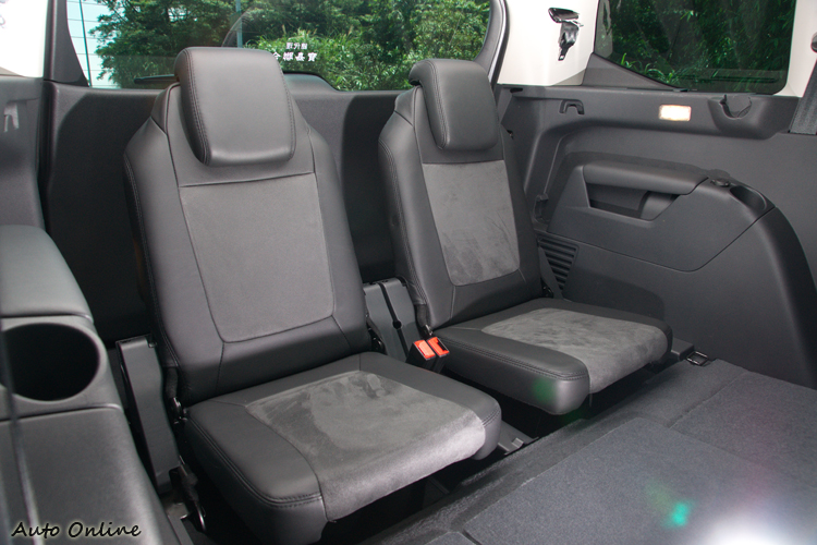 較為窄小的第三排座椅比較適合小孩乘坐。