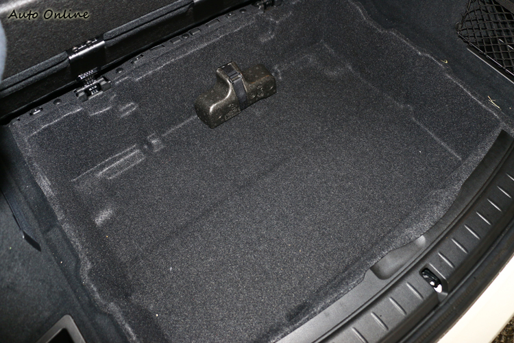 別以為空間表現只有這點功夫,後行李箱底板下方還有一個寬敞的置物空間。