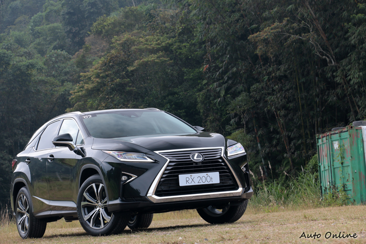 RX外觀線條感覺與NX是同一個模子刻出來,利用強烈的深邃線條將朝氣擠在臉上。