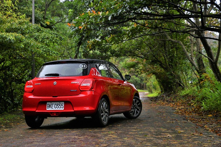 小改款Swift終於在2020年底引進台灣,並且同時導入Swift Sport手排車型,而此次我們所試駕的車行為Swift一般版本。
