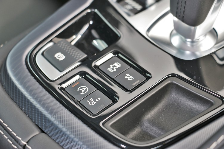 排檔桿後方的控制介面能調整排氣聲浪、尾翼作動與循跡。