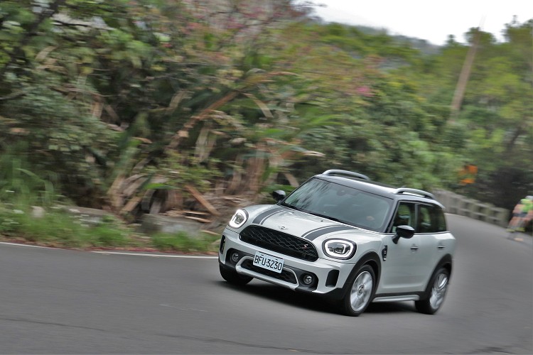 避震器阻尼在硬朗和舒適中找到屬於MINI的平衡點,強化敏捷駕控樂趣又能兼顧屬於MINI的舒適性。