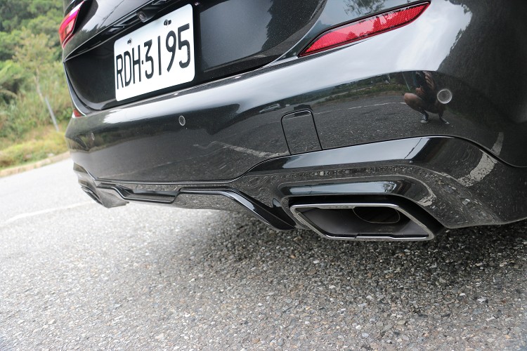 排氣尾飾管為矩形黑色,聲浪渾厚不吵雜。