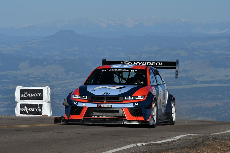 車手Randy Pobst表示,他所駕駛的Ioniq 5N TA Spec並沒有像過去的Tesla在這裡出賽時,會遇到高溫影響電池效率的問題。