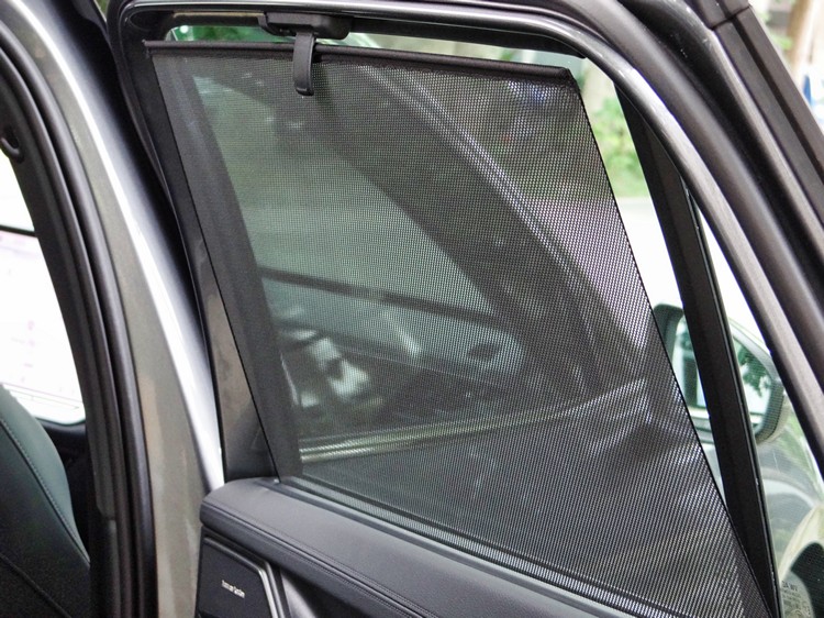 作為豪華旅行車的定位,後窗遮陽拉簾當然也是標準配備。