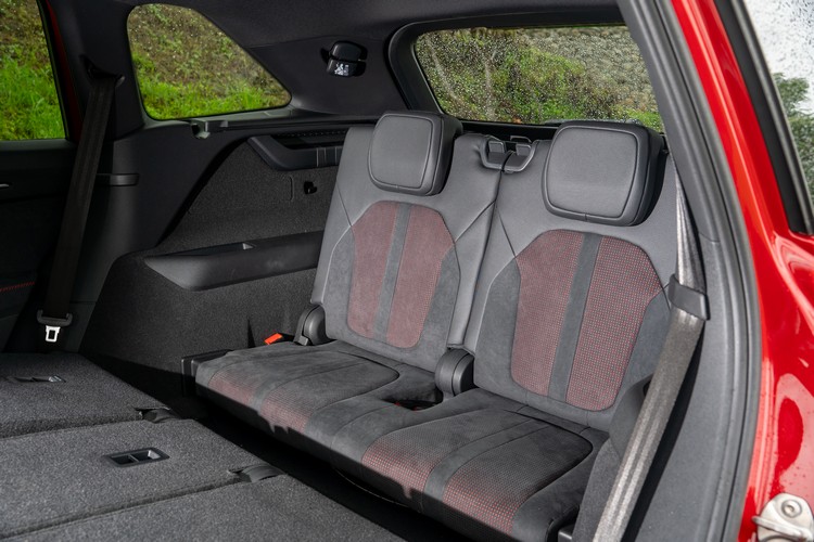 第三排座椅比較適合孩童乘坐,不過配合第二排的調整下成人乘坐也OK