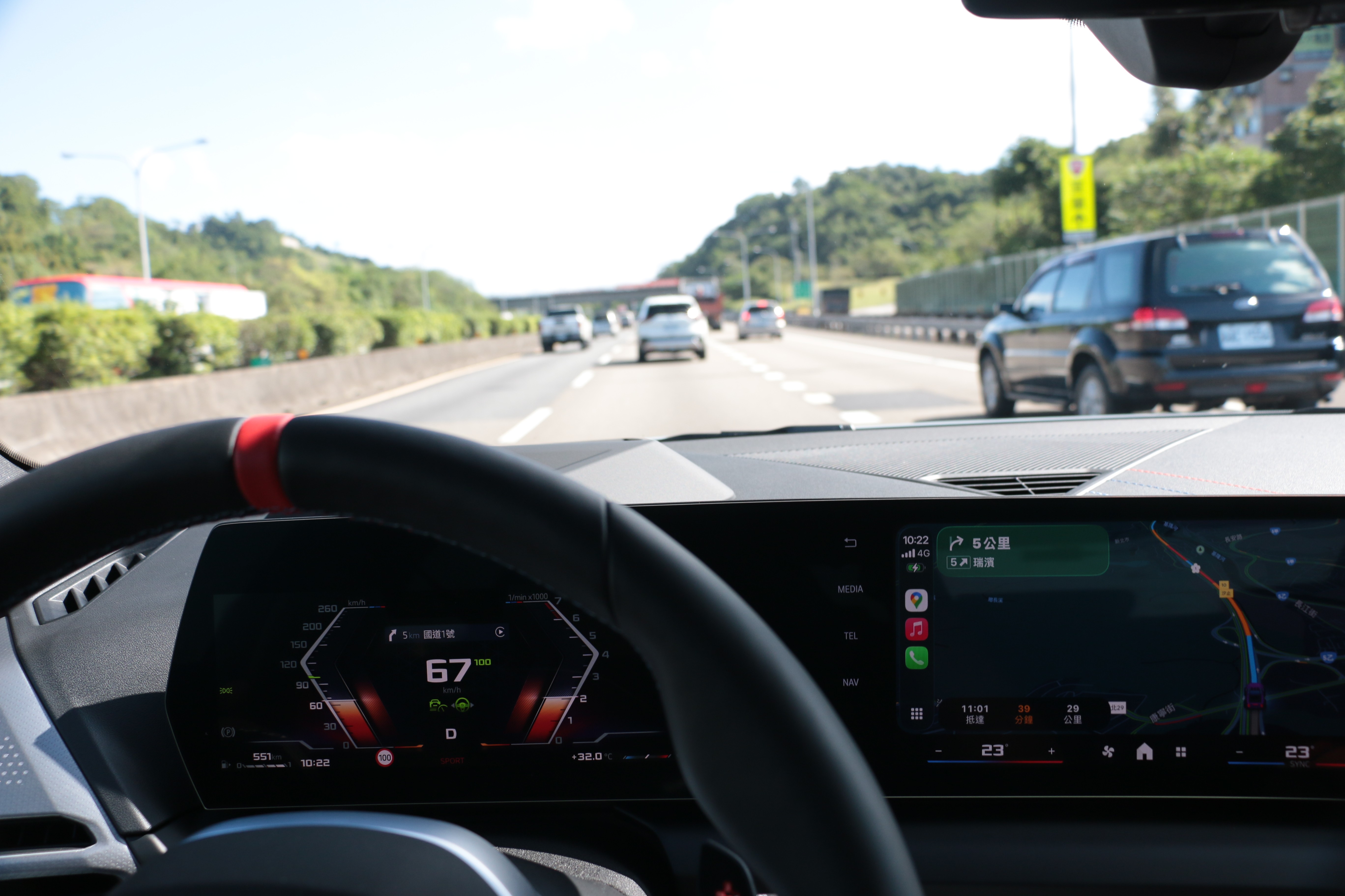 方向盤手感偏重，完整傳回路面細節；底盤支撐性優異，在連續彎中保持難得的穩定。