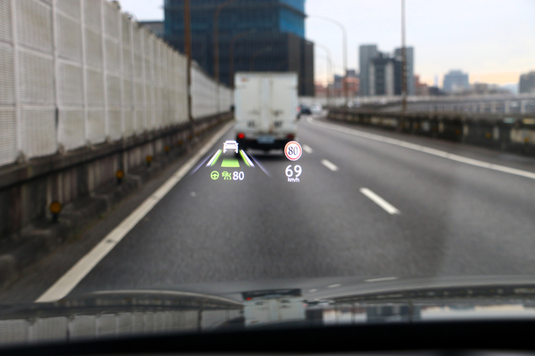 《HUD顯示的資訊相當豐富，其中導航的路徑指示更是詳盡，新年式已經成為標配。》