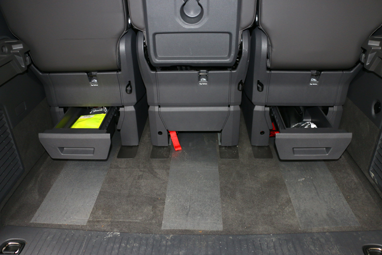 座椅下方有置物抽屜，車內到處都可看到收納空間。