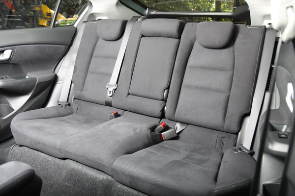 2012年式Insight將後座椅墊削薄,頂棚也重新設計,椅墊跟頂棚改良後後座頭部可以增加約1.5cm的空間。