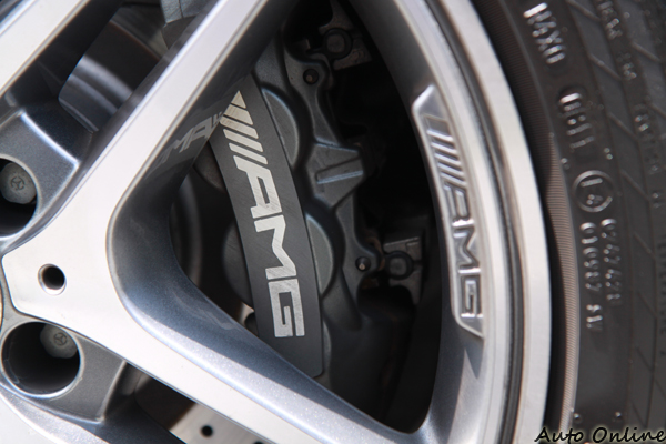 搭載AMG煞車系統與專屬鋁圈,但制動效果沒有想像中凌厲。