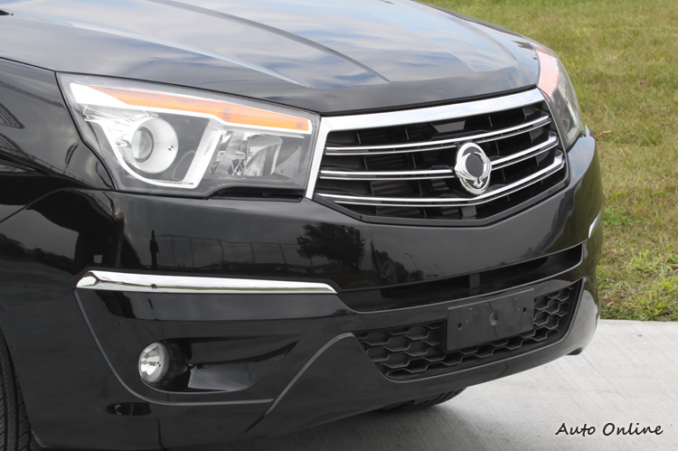 新的STAVIC在車頭設計語彙上棄圓走方,從頭燈的形狀以及車身上有稜有角的鈑件線條可明顯看出。