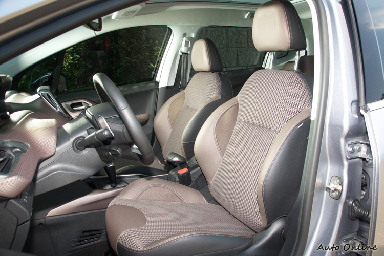 頂級車型為棕色半皮半布菱格紋座椅,其餘車型為黑色織布材質。