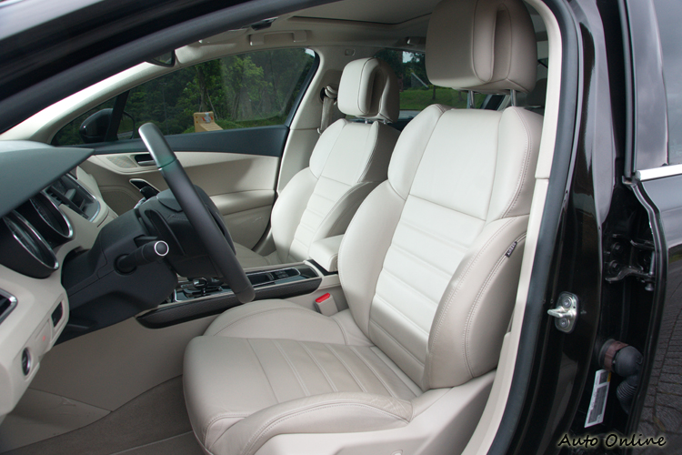 508座椅位置偏高,要調整到最理想駕姿要花些功夫。