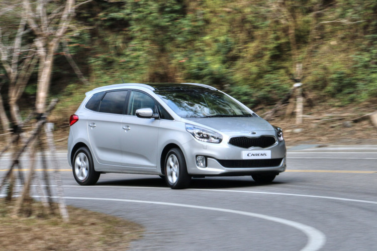 相對於過去前兩代的形象,三代Carens擁有更精悍時尚的造型。