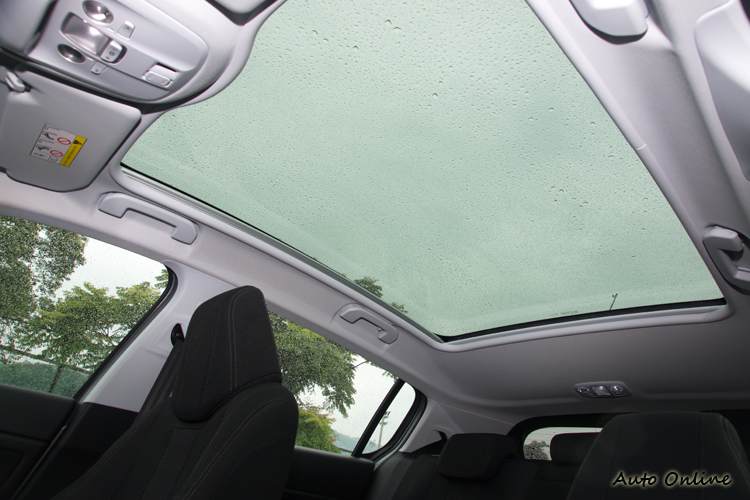 大面積的全景玻璃車頂提供開闊的採光。