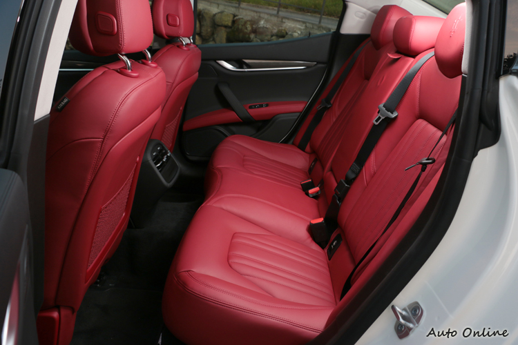 Ghibli後座就沒Quattroporte寬裕,還是以自駕的豪華轎跑車設定為主。