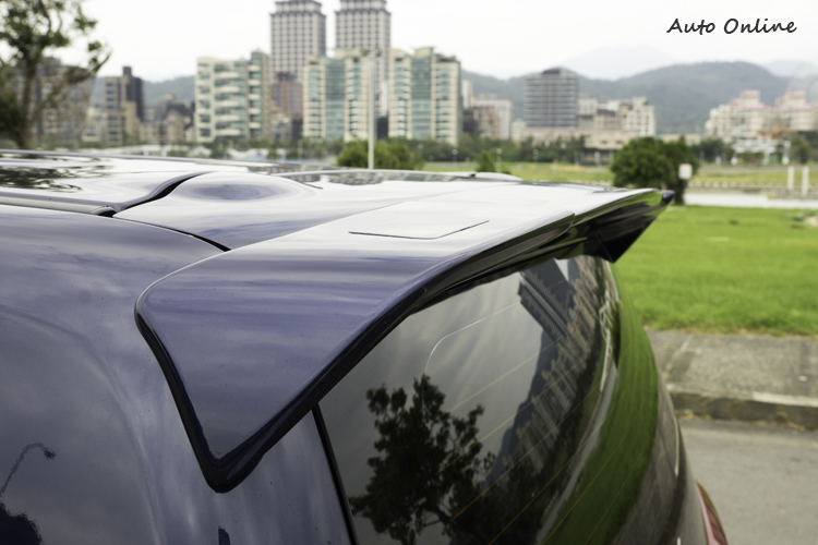 車頂後方加入尾翼,增添動感視覺。