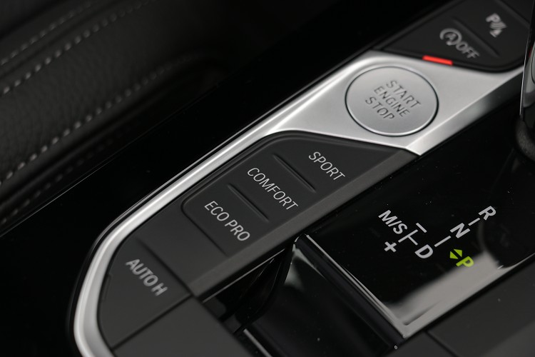 行車模式的切換,主動運動化避震器惠珍的調整軟硬。