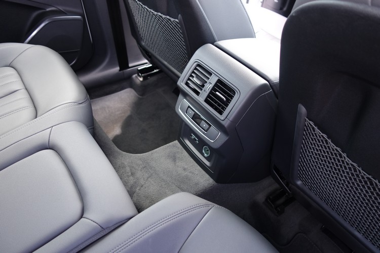 除了專屬空調出風口及溫度控制,後座也有專屬的12V和USB充電設備。