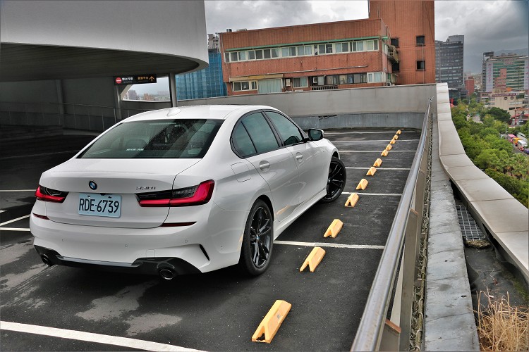 房車版本330i M Sport Midnight Edition,建議售價為289萬元,旅行車版本330i Touring M Sport Midnight Edition,建議售價為296萬元,房車與旅行車車型各限量60輛。