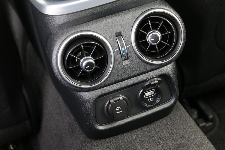 後座同樣設置專屬空調出風口和調整功能,並提供電源供應口。