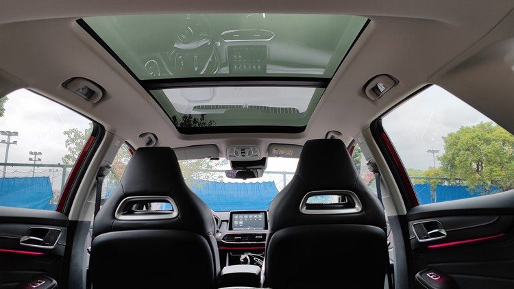 面積超大的全景天窗