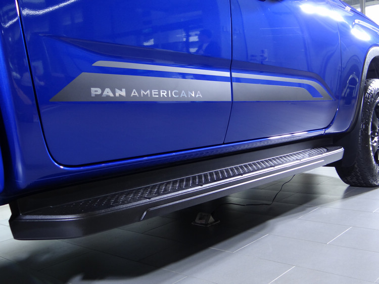 外觀搭載之PanAmericana專屬套件,包含了消光灰防滑車側踏板與銀色鋁質高強度車頂行李架等設計。