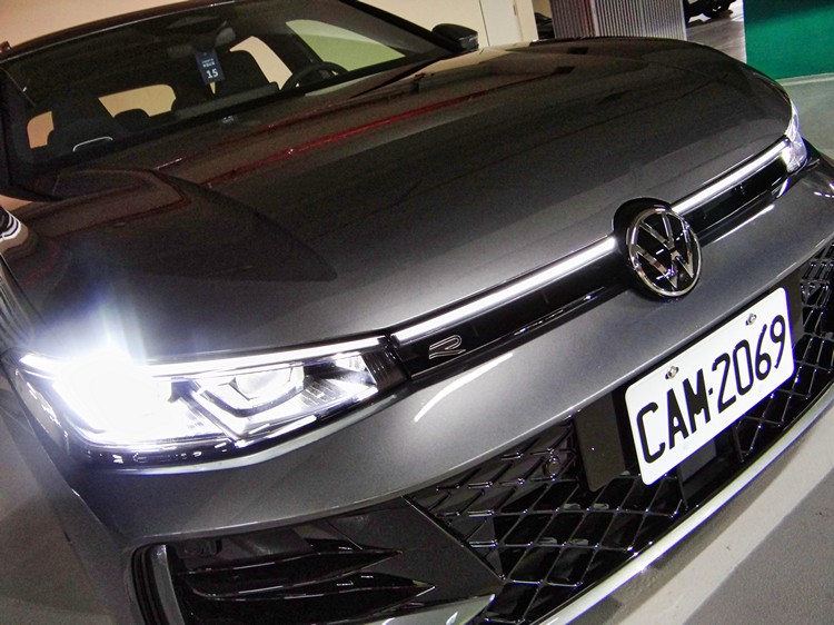 車頭除了配置矩陣式智慧頭燈,還導入了貫穿式LED定位燈設計。